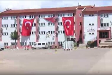 Ebeveynleri yerine okula veli olarak gelen abla müdür yardımcısına saldırdı