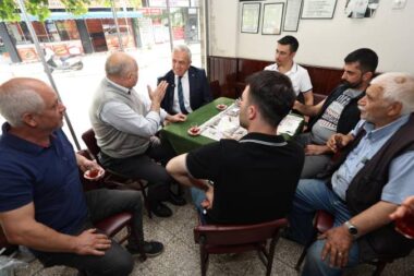 Simitler Başkan’dan çaylar vatandaştan