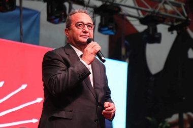 CHP'li Bülent Tezcan’dan belediye başkanlarının parti değiştirmesine tepki: Toplumda “seçtiğimizin kıymeti yok” algısı yaratır, demokrasiye darbedir!