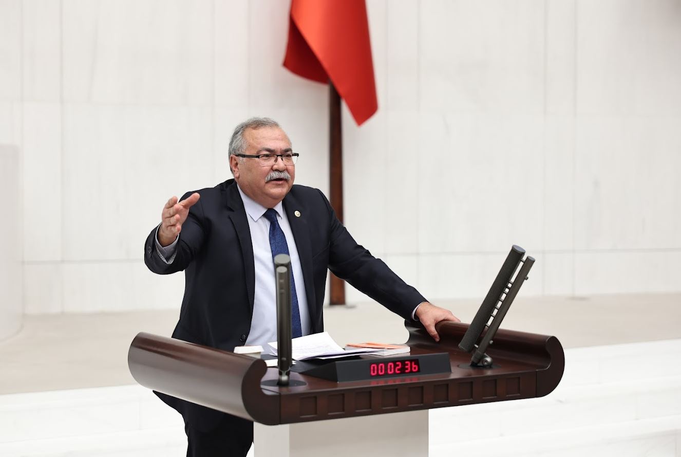 “AKP İKTİDARI ASGARİ ÜCRETLİYE, EMEKLİYE SİZ YEMEYİN, İÇMEYİN HATTA YAŞAMAYIN DİYOR”