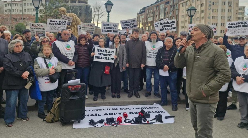 Eskişehirli gazeteciler İsmail Arı için fotoğraf makinelerini bıraktı
