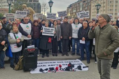 Eskişehirli gazeteciler İsmail Arı için fotoğraf makinelerini bıraktı