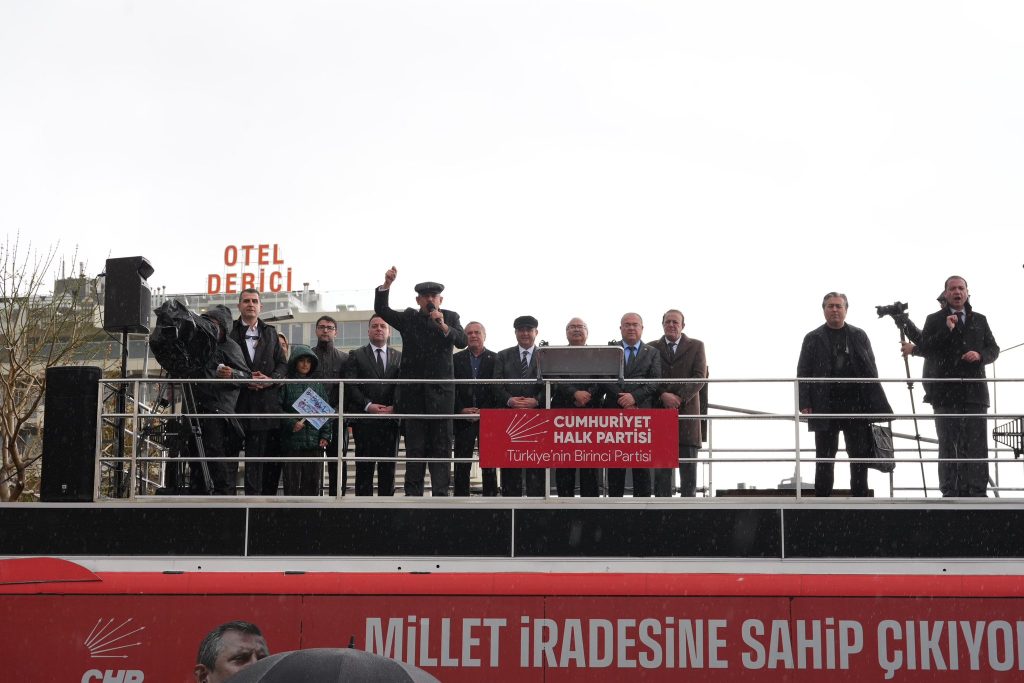 Özgür Özel’den Erdoğan’a: Çok mu güveniyorsun Özlem’e? Adayın Özlem’i çıkar karşımıza, koyalım sandığı ortaya, kararı Aydın versin