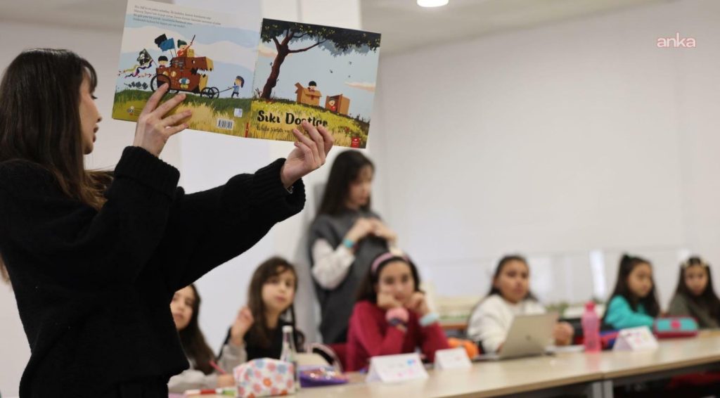 İzmir’de çocuklar kendi kitaplarını yazdı