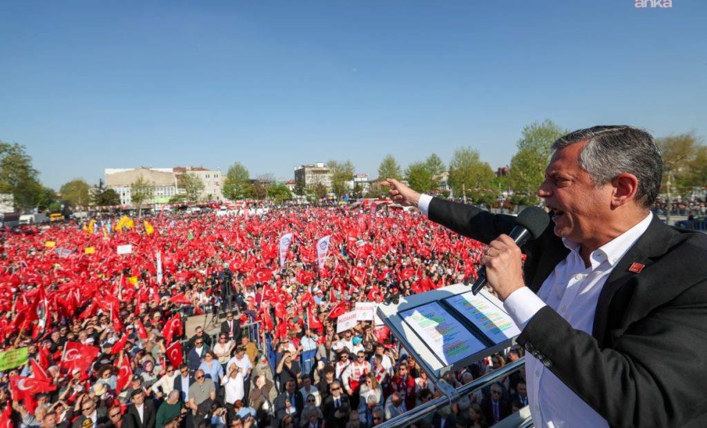 Özgür Özel, AKP’nin yüzde 47 oy aldığı Sakarya’da miting meydanını dolduran binlerce yurttaşa seslendi