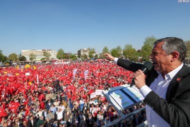 Özgür Özel, AKP’nin yüzde 47 oy aldığı Sakarya’da miting meydanını dolduran binlerce yurttaşa seslendi