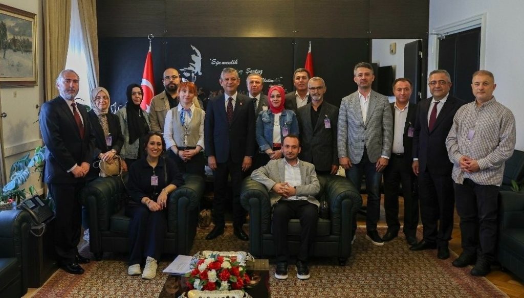 Özgür Özel, KHK’lılar Platformu ile TBMM’de bir araya geldi
