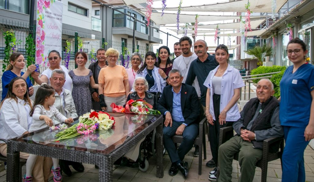 Özgür Özel’den ilkokul öğretmenine Anneler Günü ziyareti