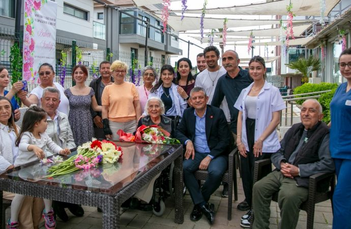 Özgür Özel’den ilkokul öğretmenine Anneler Günü ziyareti