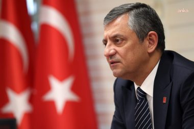 Özgür Özel, Ümit Erkol’u cezaevinde ziyaret etti: “Erkol’u esir tutanlar, ellerinde delil varsa iddianameyi bir an önce yazmalı”